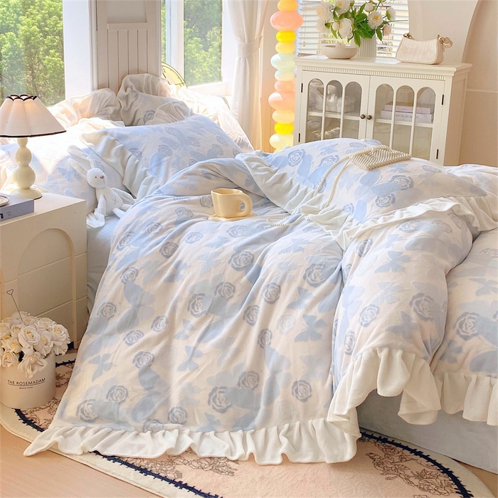 91家纺网 家纺一手货源 找家纺 启程家纺 2025新款花边雕花牛奶绒四件套 蝶恋花-蓝-花边款