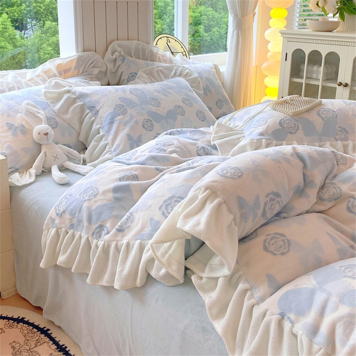 91家纺网 家纺一手货源 找家纺 启程家纺 2025新款花边雕花牛奶绒四件套 蝶恋花-蓝-花边款