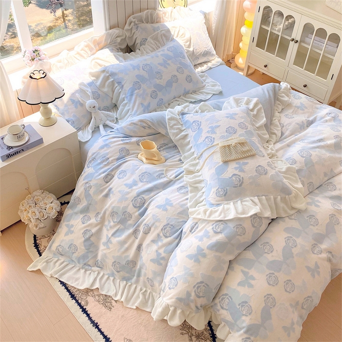 91家纺网 家纺一手货源 找家纺 启程家纺 2025新款花边雕花牛奶绒四件套 蝶恋花-蓝-花边款