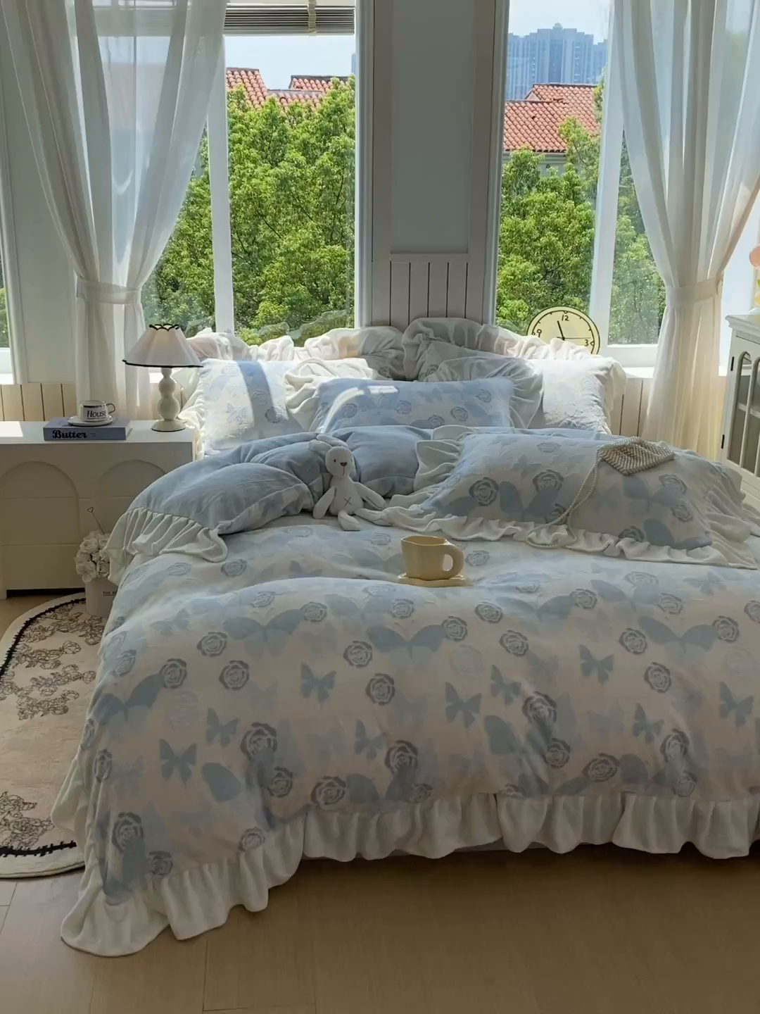 91家纺网 家纺一手货源 找家纺 启程家纺 2025新款花边雕花牛奶绒四件套 蝶恋花-蓝-花边款