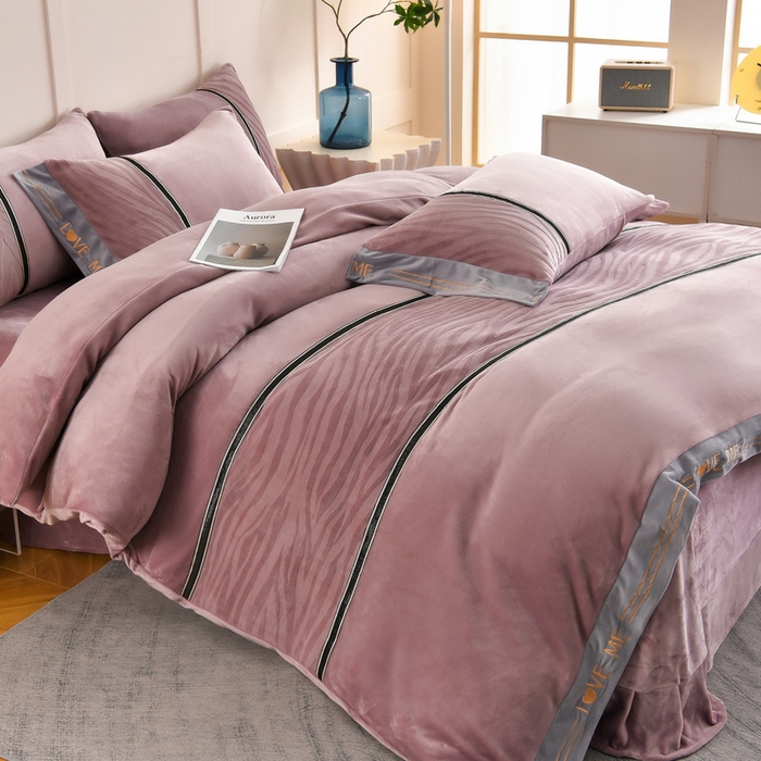 91家纺网 家纺一手货源 找家纺 （总）妮恒美家纺 2025新款牛奶绒织带工艺四件套-艾琳系列