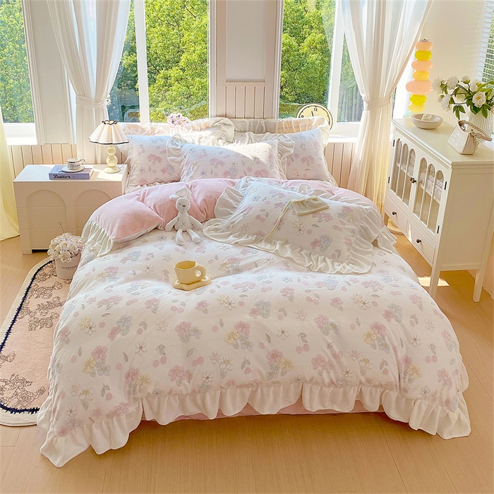 91家纺网 家纺一手货源 找家纺 启程家纺 2025新款花边雕花牛奶绒四件套 花野漫屿-花边款