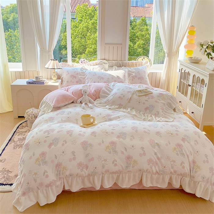 91家纺网 家纺一手货源 找家纺 启程家纺 2025新款花边雕花牛奶绒四件套 花野漫屿-花边款