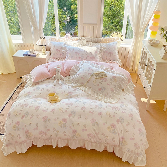 91家纺网 家纺一手货源 找家纺 启程家纺 2025新款花边雕花牛奶绒四件套 花野漫屿-花边款