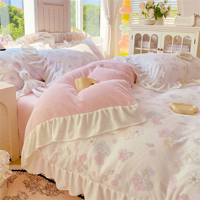 91家纺网 家纺一手货源 找家纺 启程家纺 2025新款花边雕花牛奶绒四件套 花野漫屿-花边款