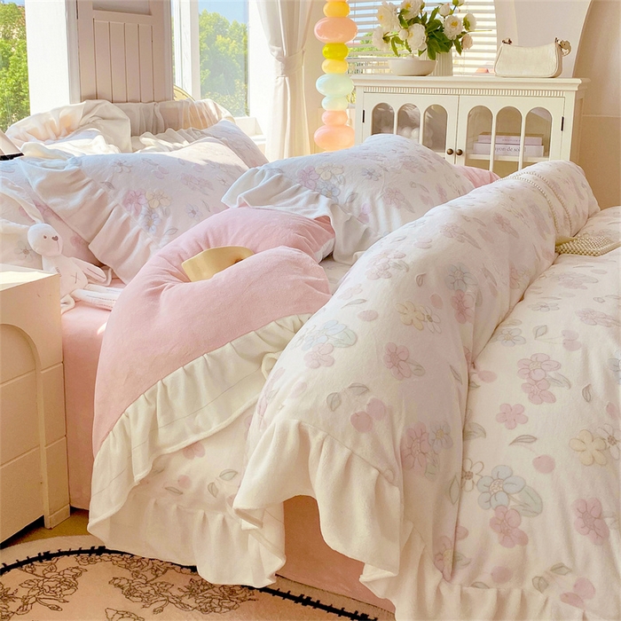 91家纺网 家纺一手货源 找家纺 启程家纺 2025新款花边雕花牛奶绒四件套 花野漫屿-花边款