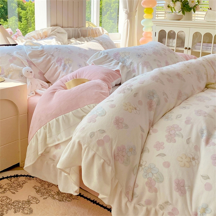 91家纺网 家纺一手货源 找家纺 启程家纺 2025新款花边雕花牛奶绒四件套 花野漫屿-花边款