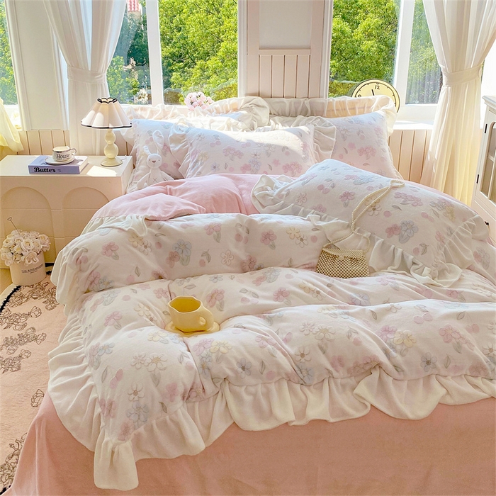 91家纺网 家纺一手货源 找家纺 启程家纺 2025新款花边雕花牛奶绒四件套 花野漫屿-花边款