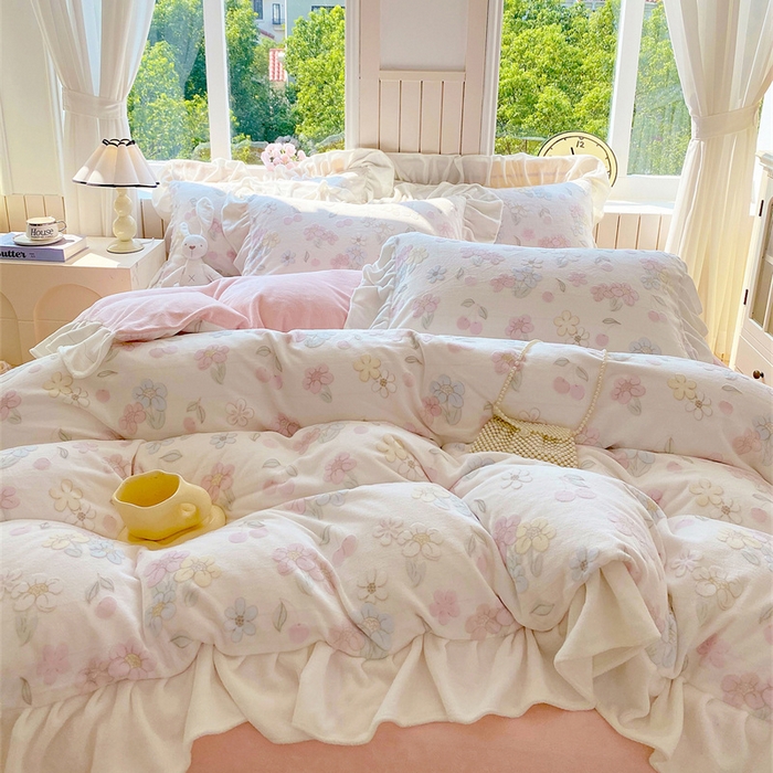 91家纺网 家纺一手货源 找家纺 启程家纺 2025新款花边雕花牛奶绒四件套 花野漫屿-花边款