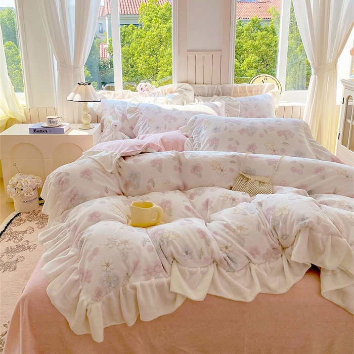 91家纺网 家纺一手货源 找家纺 启程家纺 2025新款花边雕花牛奶绒四件套 花野漫屿-花边款