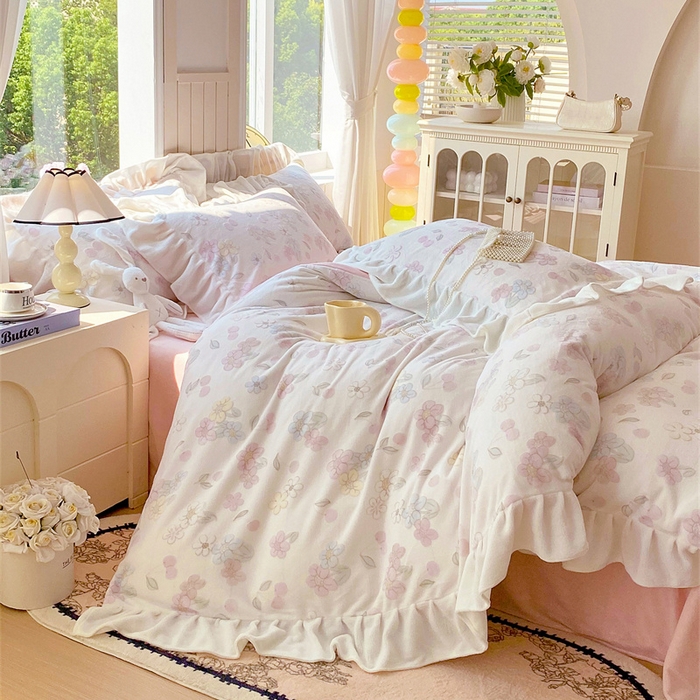 91家纺网 家纺一手货源 找家纺 启程家纺 2025新款花边雕花牛奶绒四件套 花野漫屿-花边款