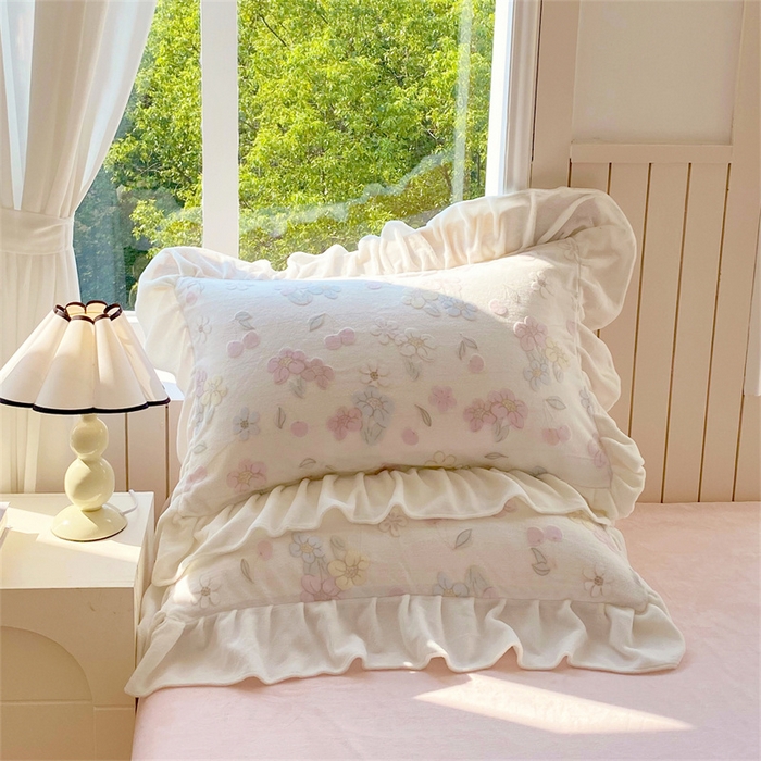 91家纺网 家纺一手货源 找家纺 启程家纺 2025新款花边雕花牛奶绒四件套 花野漫屿-花边款