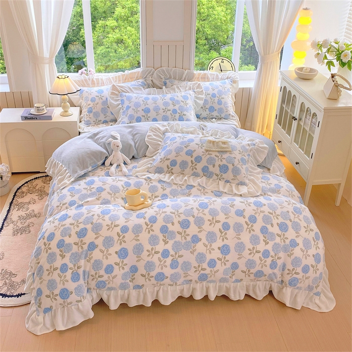 91家纺网 家纺一手货源 找家纺 启程家纺 2025新款花边雕花牛奶绒四件套 玫瑰-蓝-花边款