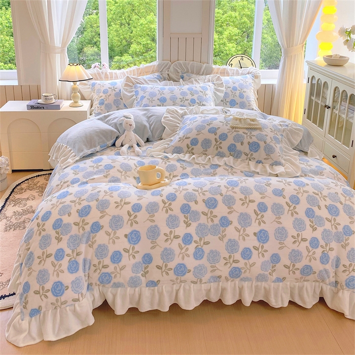 91家纺网 家纺一手货源 找家纺 启程家纺 2025新款花边雕花牛奶绒四件套 玫瑰-蓝-花边款