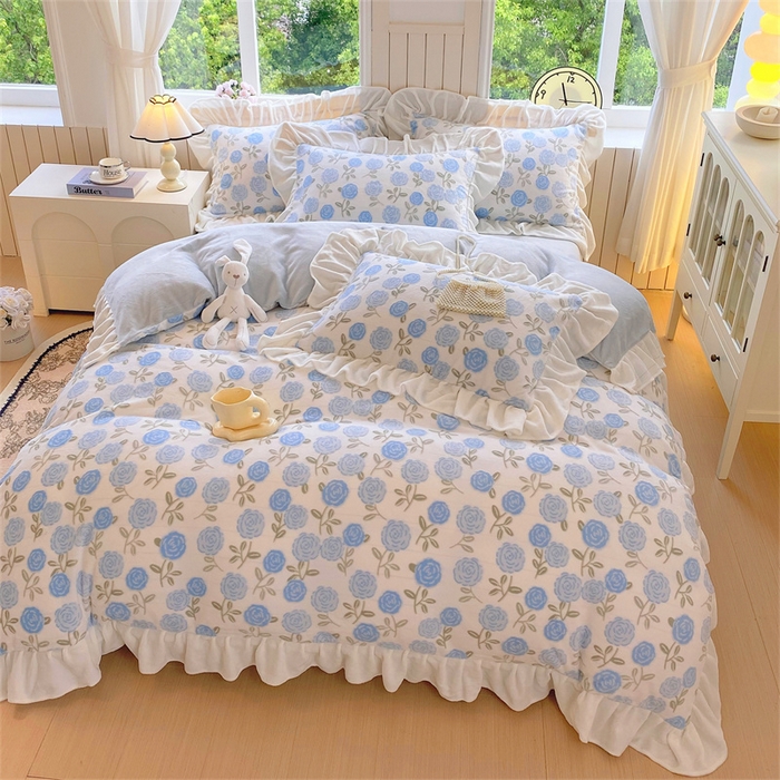 91家纺网 家纺一手货源 找家纺 启程家纺 2025新款花边雕花牛奶绒四件套 玫瑰-蓝-花边款