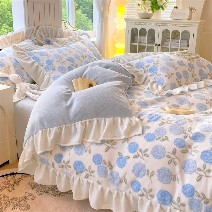 91家纺网 家纺一手货源 找家纺 启程家纺 2025新款花边雕花牛奶绒四件套 玫瑰-蓝-花边款