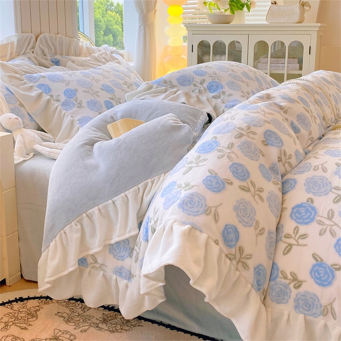 91家纺网 家纺一手货源 找家纺 启程家纺 2025新款花边雕花牛奶绒四件套 玫瑰-蓝-花边款