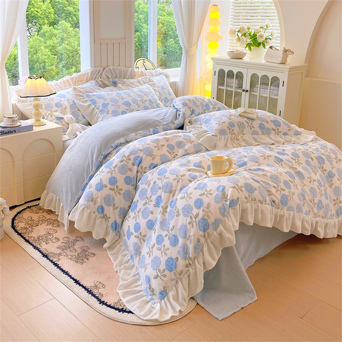 91家纺网 家纺一手货源 找家纺 启程家纺 2025新款花边雕花牛奶绒四件套 玫瑰-蓝-花边款