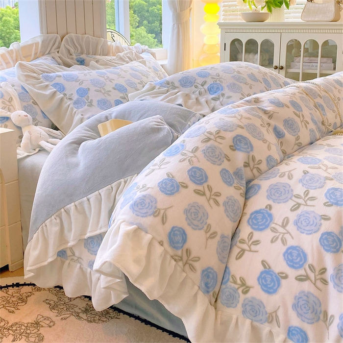 91家纺网 家纺一手货源 找家纺 启程家纺 2025新款花边雕花牛奶绒四件套 玫瑰-蓝-花边款