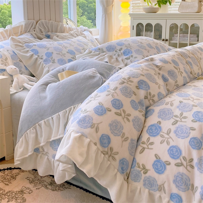 91家纺网 家纺一手货源 找家纺 启程家纺 2025新款花边雕花牛奶绒四件套 玫瑰-蓝-花边款