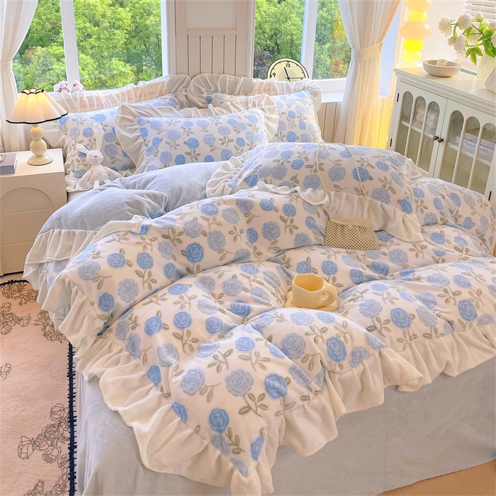 91家纺网 家纺一手货源 找家纺 启程家纺 2025新款花边雕花牛奶绒四件套 玫瑰-蓝-花边款