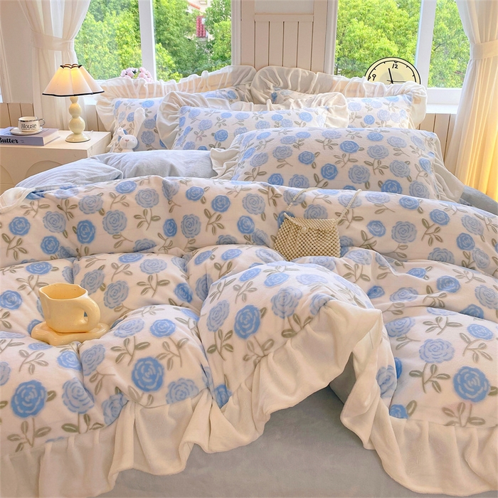 91家纺网 家纺一手货源 找家纺 启程家纺 2025新款花边雕花牛奶绒四件套 玫瑰-蓝-花边款