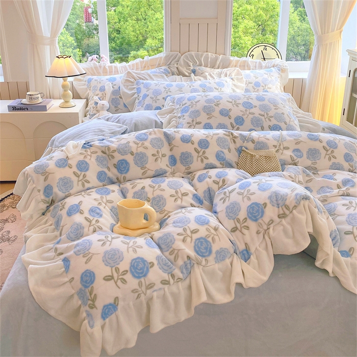 91家纺网 家纺一手货源 找家纺 启程家纺 2025新款花边雕花牛奶绒四件套 玫瑰-蓝-花边款