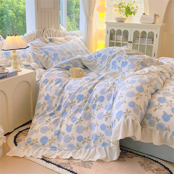 91家纺网 家纺一手货源 找家纺 启程家纺 2025新款花边雕花牛奶绒四件套 玫瑰-蓝-花边款