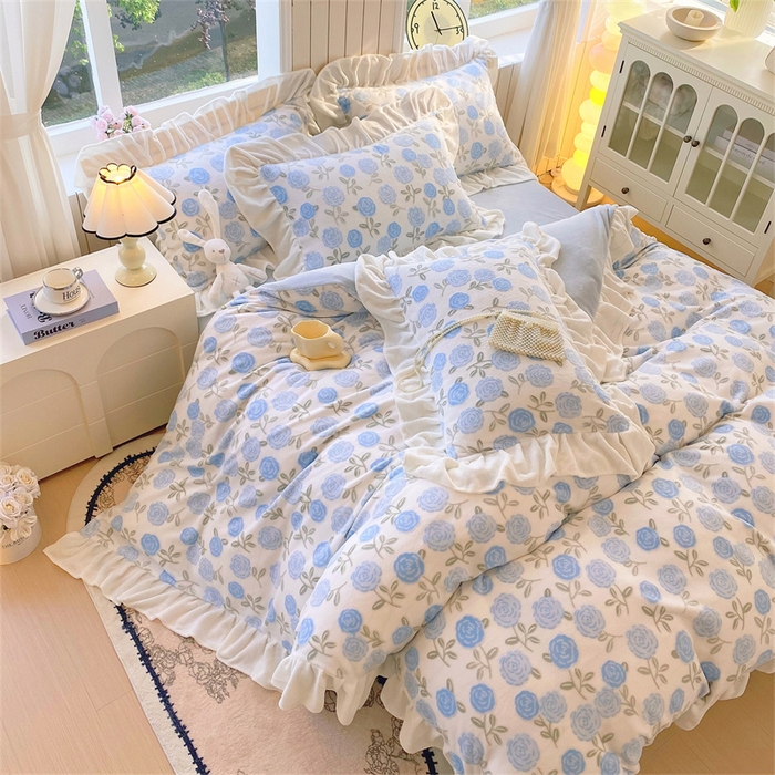 91家纺网 家纺一手货源 找家纺 启程家纺 2025新款花边雕花牛奶绒四件套 玫瑰-蓝-花边款