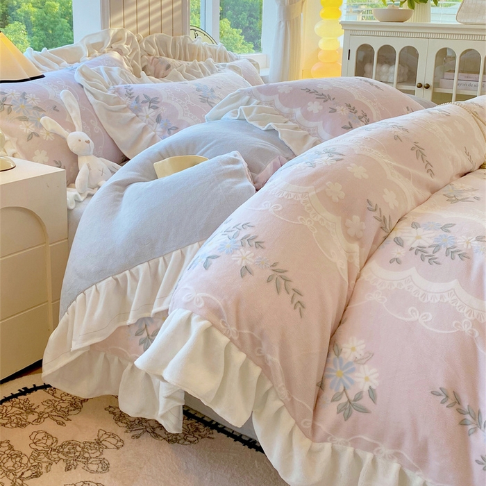 91家纺网 家纺一手货源 找家纺 启程家纺 2025新款花边雕花牛奶绒四件套 小雏菊-粉-花边款
