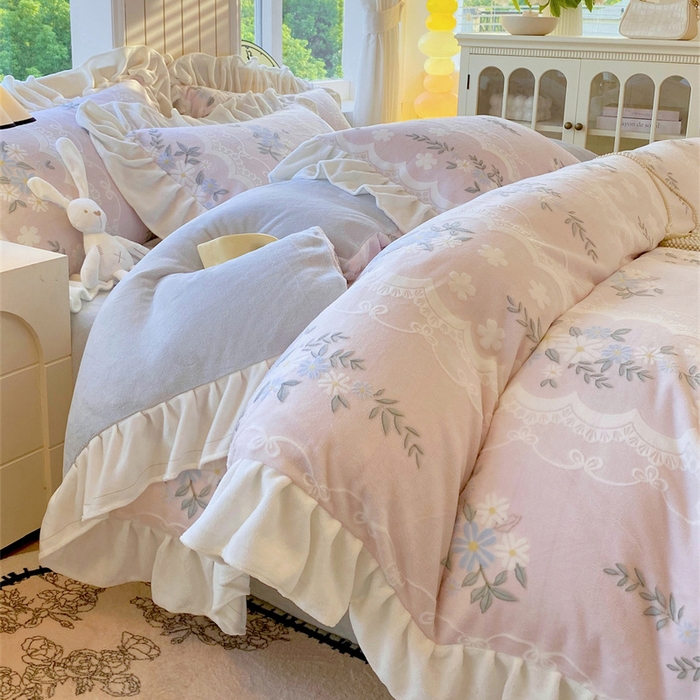 91家纺网 家纺一手货源 找家纺 启程家纺 2025新款花边雕花牛奶绒四件套 小雏菊-粉-花边款