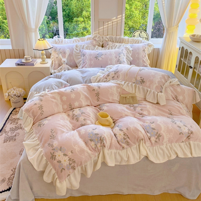 91家纺网 家纺一手货源 找家纺 启程家纺 2025新款花边雕花牛奶绒四件套 小雏菊-粉-花边款