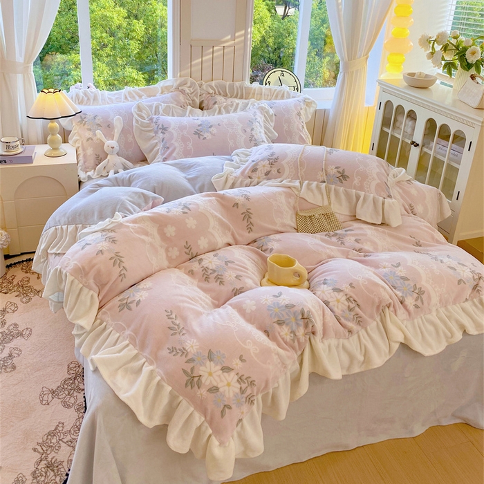 91家纺网 家纺一手货源 找家纺 启程家纺 2025新款花边雕花牛奶绒四件套 小雏菊-粉-花边款