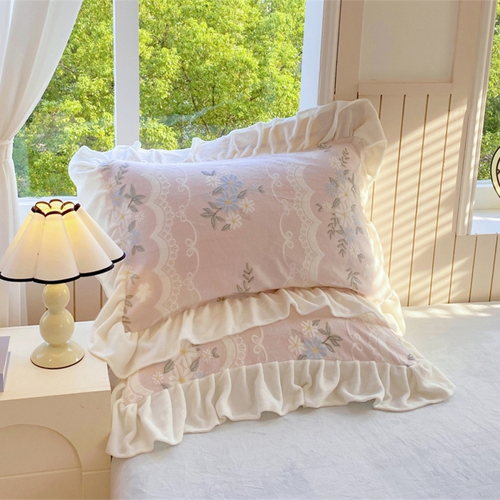 91家纺网 家纺一手货源 找家纺 启程家纺 2025新款花边雕花牛奶绒四件套 小雏菊-粉-花边款