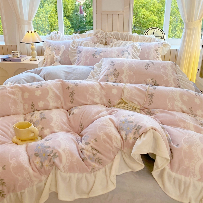 91家纺网 家纺一手货源 找家纺 启程家纺 2025新款花边雕花牛奶绒四件套 小雏菊-粉-花边款