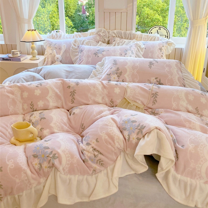 91家纺网 家纺一手货源 找家纺 启程家纺 2025新款花边雕花牛奶绒四件套 小雏菊-粉-花边款