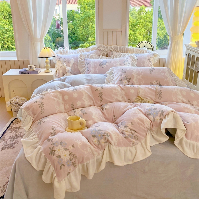 91家纺网 家纺一手货源 找家纺 启程家纺 2025新款花边雕花牛奶绒四件套 小雏菊-粉-花边款