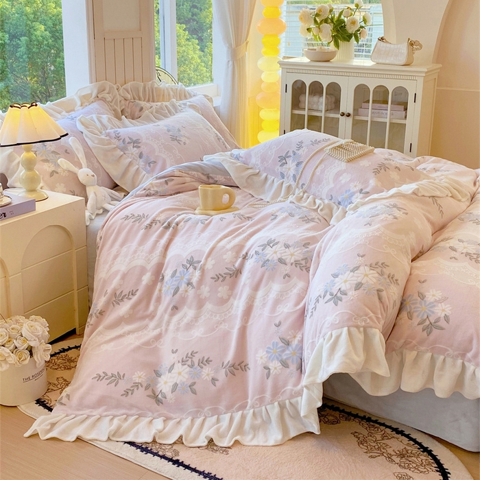 91家纺网 家纺一手货源 找家纺 启程家纺 2025新款花边雕花牛奶绒四件套 小雏菊-粉-花边款