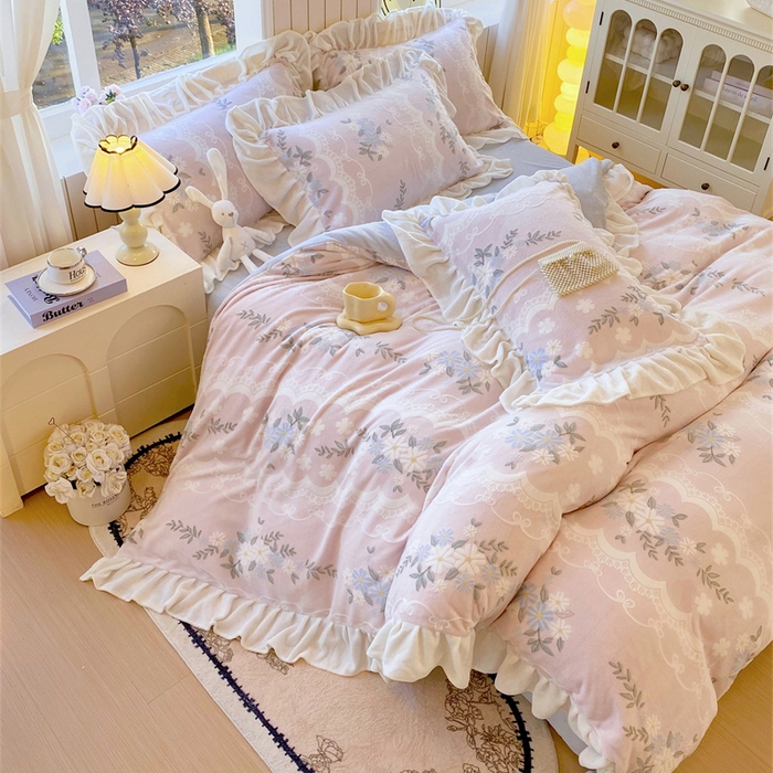 91家纺网 家纺一手货源 找家纺 启程家纺 2025新款花边雕花牛奶绒四件套 小雏菊-粉-花边款