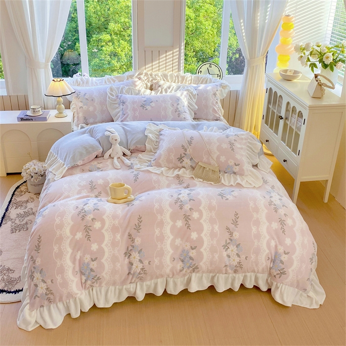 91家纺网 家纺一手货源 找家纺 启程家纺 2025新款花边雕花牛奶绒四件套 小雏菊-粉-花边款