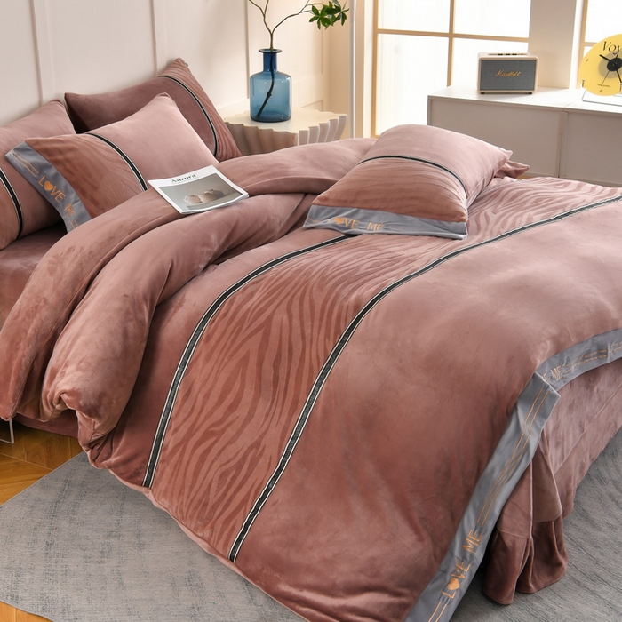 91家纺网 家纺一手货源 找家纺 （总）妮恒美家纺 2025新款牛奶绒织带工艺四件套-艾琳系列