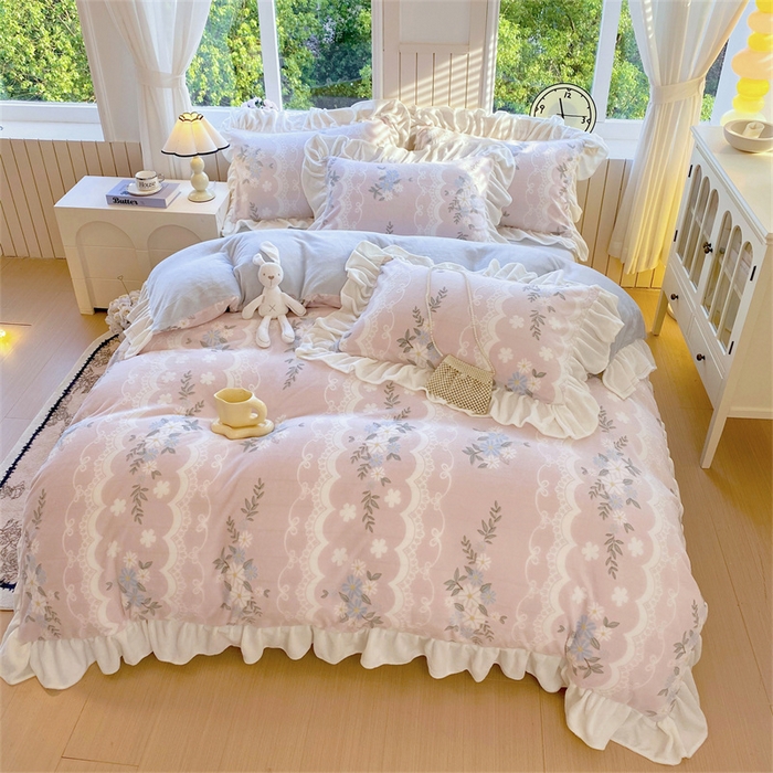 91家纺网 家纺一手货源 找家纺 启程家纺 2025新款花边雕花牛奶绒四件套 小雏菊-粉-花边款