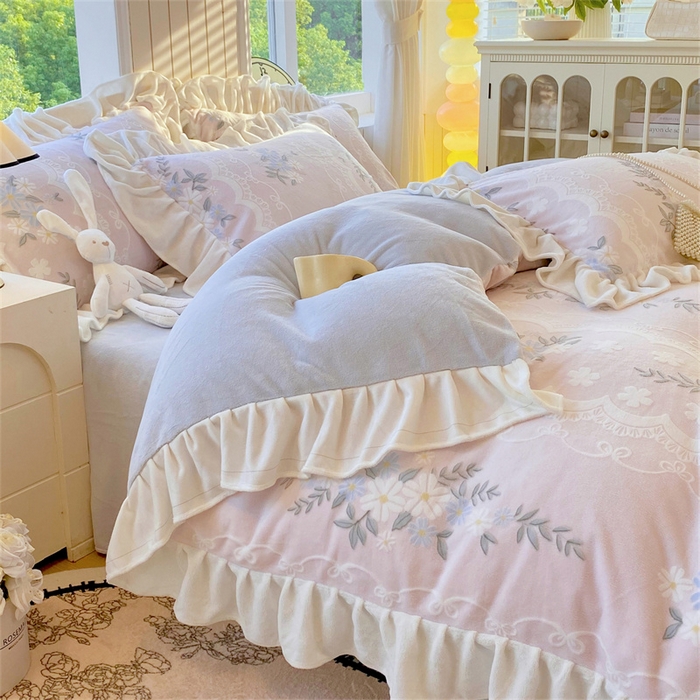 91家纺网 家纺一手货源 找家纺 启程家纺 2025新款花边雕花牛奶绒四件套 小雏菊-粉-花边款