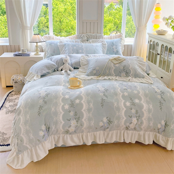 91家纺网 家纺一手货源 找家纺 启程家纺 2025新款花边雕花牛奶绒四件套 小雏菊-蓝-花边款