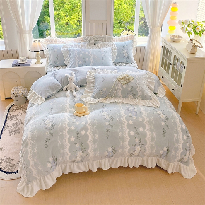 91家纺网 家纺一手货源 找家纺 启程家纺 2025新款花边雕花牛奶绒四件套 小雏菊-蓝-花边款