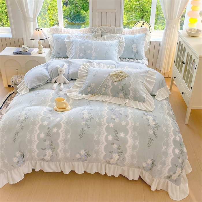 91家纺网 家纺一手货源 找家纺 启程家纺 2025新款花边雕花牛奶绒四件套 小雏菊-蓝-花边款