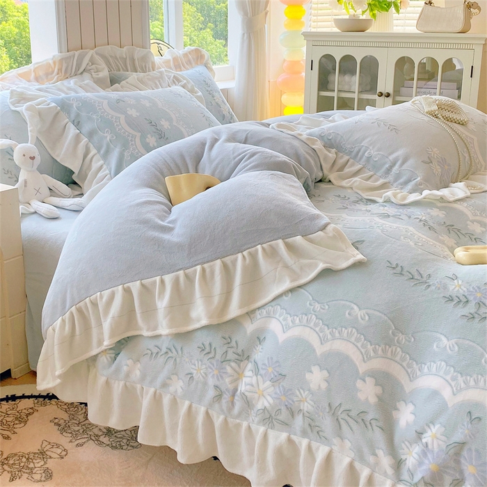 91家纺网 家纺一手货源 找家纺 启程家纺 2025新款花边雕花牛奶绒四件套 小雏菊-蓝-花边款