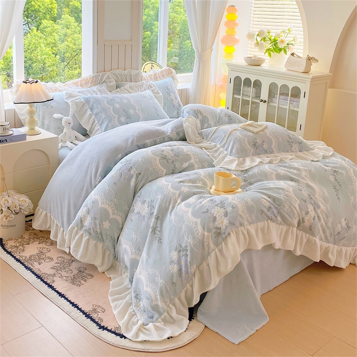 91家纺网 家纺一手货源 找家纺 启程家纺 2025新款花边雕花牛奶绒四件套 小雏菊-蓝-花边款