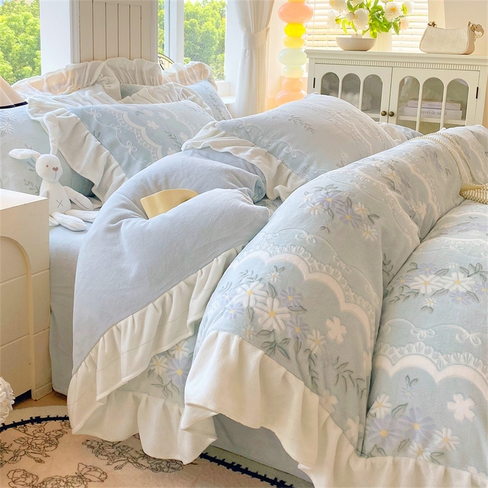 91家纺网 家纺一手货源 找家纺 启程家纺 2025新款花边雕花牛奶绒四件套 小雏菊-蓝-花边款