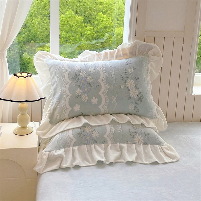 91家纺网 家纺一手货源 找家纺 启程家纺 2025新款花边雕花牛奶绒四件套 小雏菊-蓝-花边款